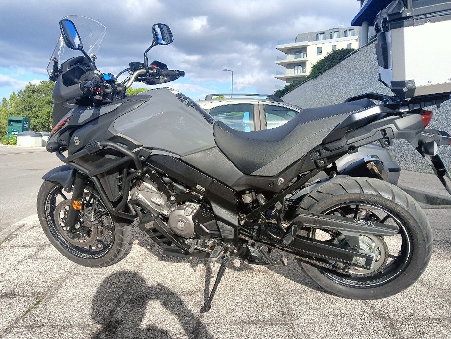Suzuki V-Strom 650 de 2020, com 5600km.