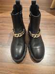 Botas com corrente
