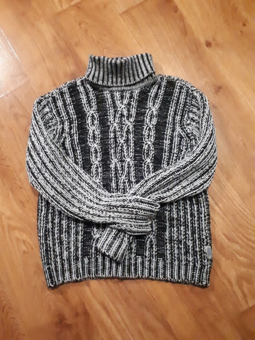 Теплий светр з високим коміром