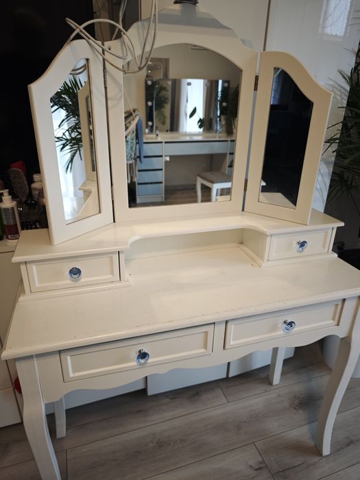 Toaletka młodzieżowa stan dobry.