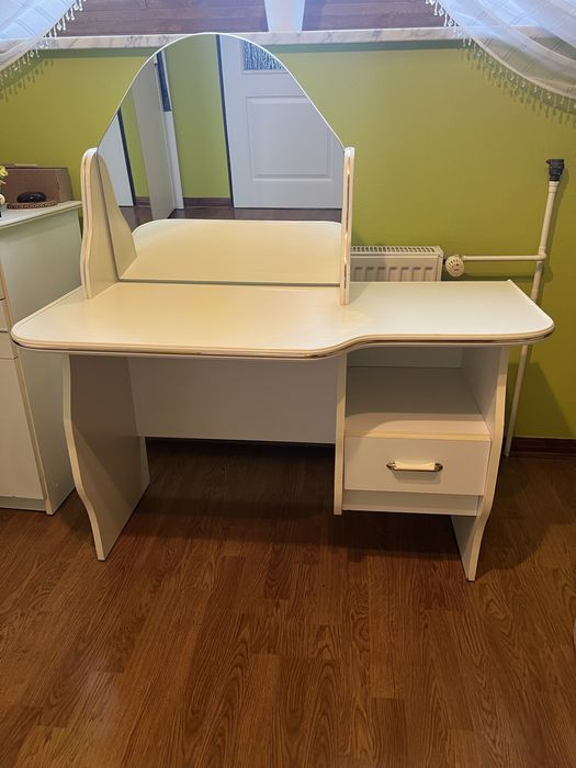 Biała toaletka z lustrem i złotymi zdobieniami