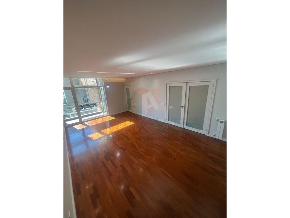 Apartamento T4 renovado em Nogueira da Maia - Oportunidade