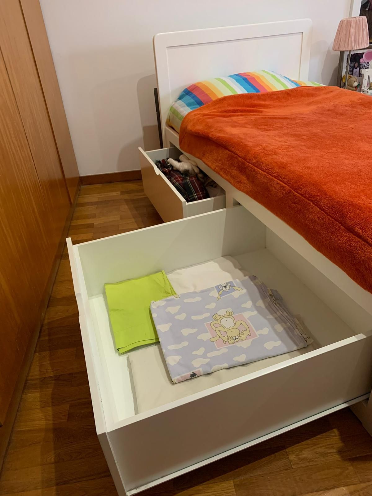 Cama juvenil com gavetas