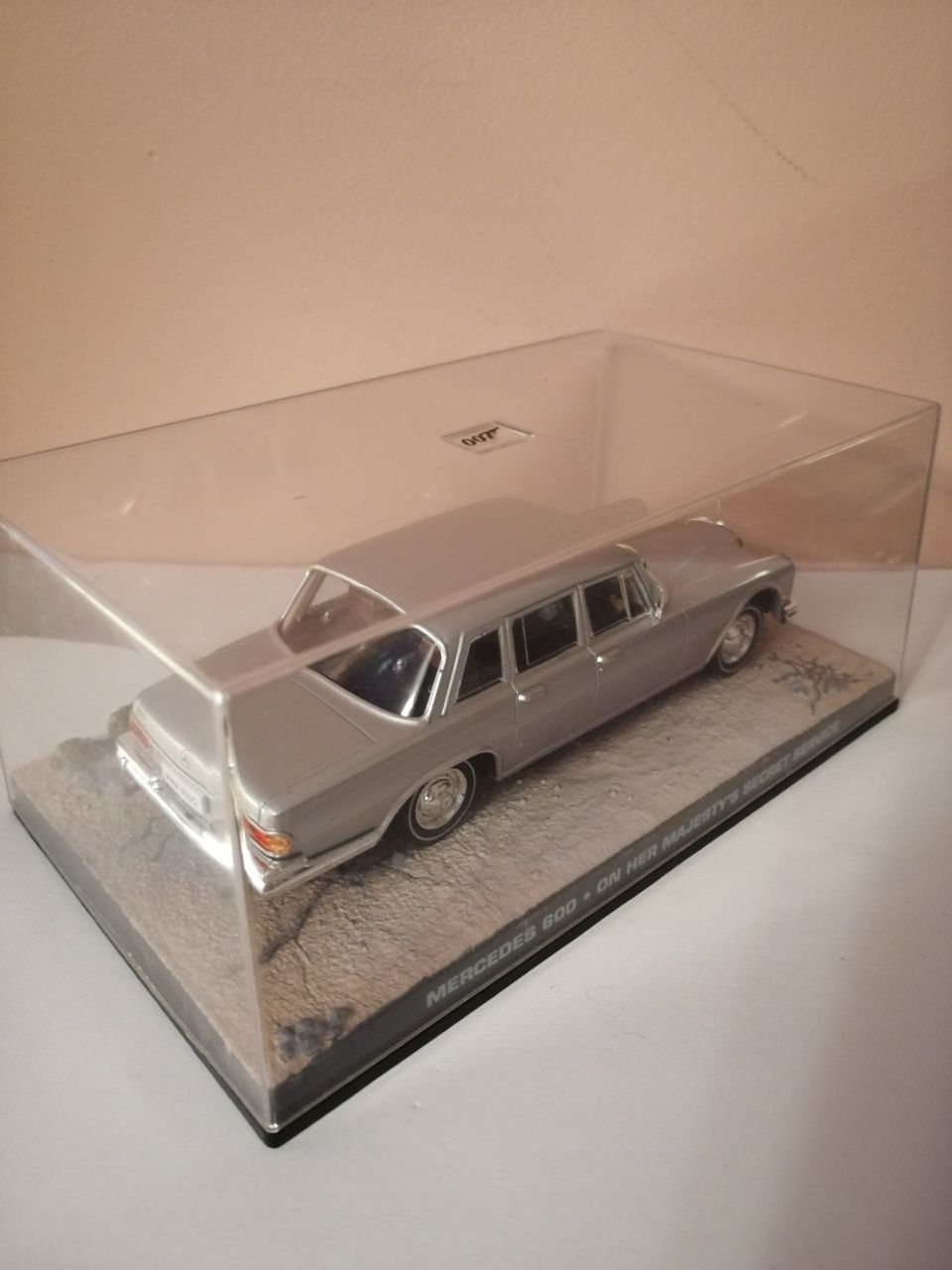 Mercedes 600 Bond 007 Ixo Diorama 1/43