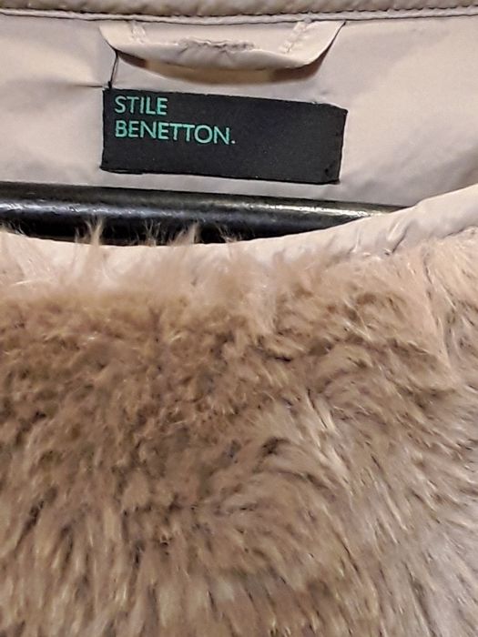 Jaqueta acolchoada bege com pelo sintético Stile Benetton, tamanho 44