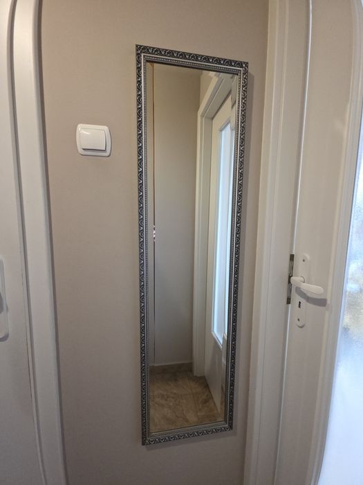 Lustro w srebrnej ramie