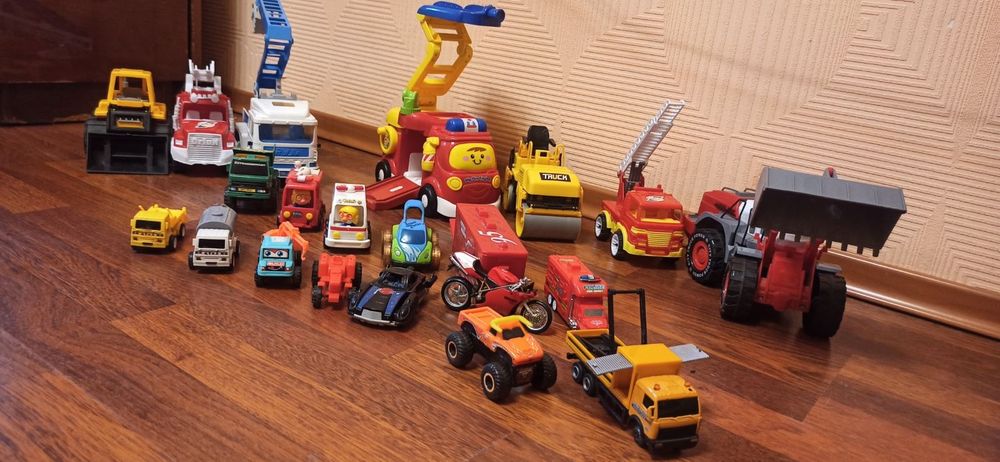 Продам машинки музыкальные,инерционные