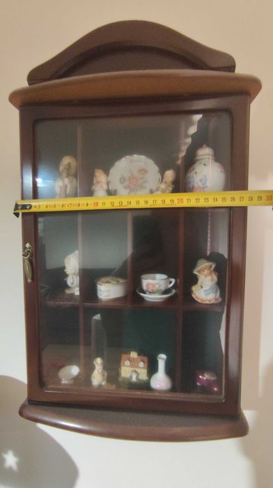 Expositor com miniaturas de loiças