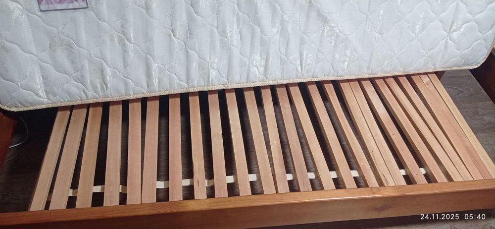 Продам кровать с матрасом