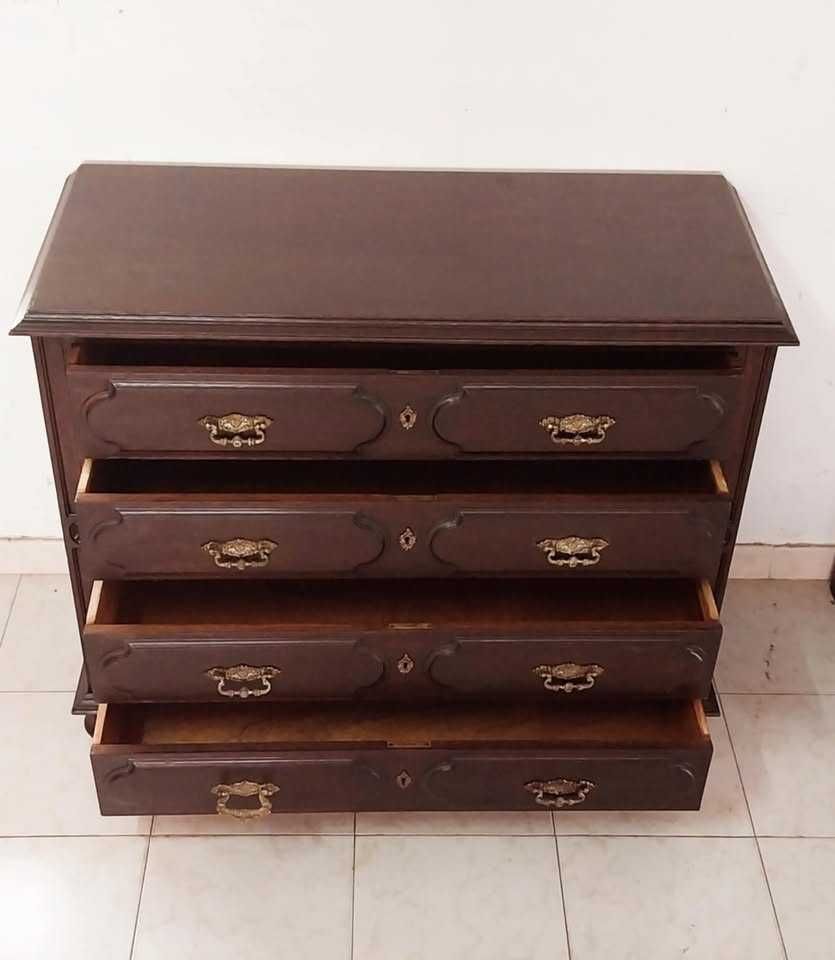 Classic Mahogany Chest of Drawers / Cómoda clásica em mogno
