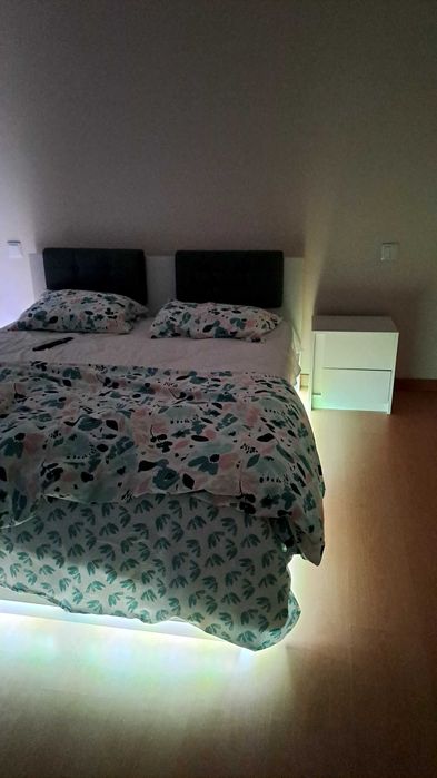Cama casal branca com leds