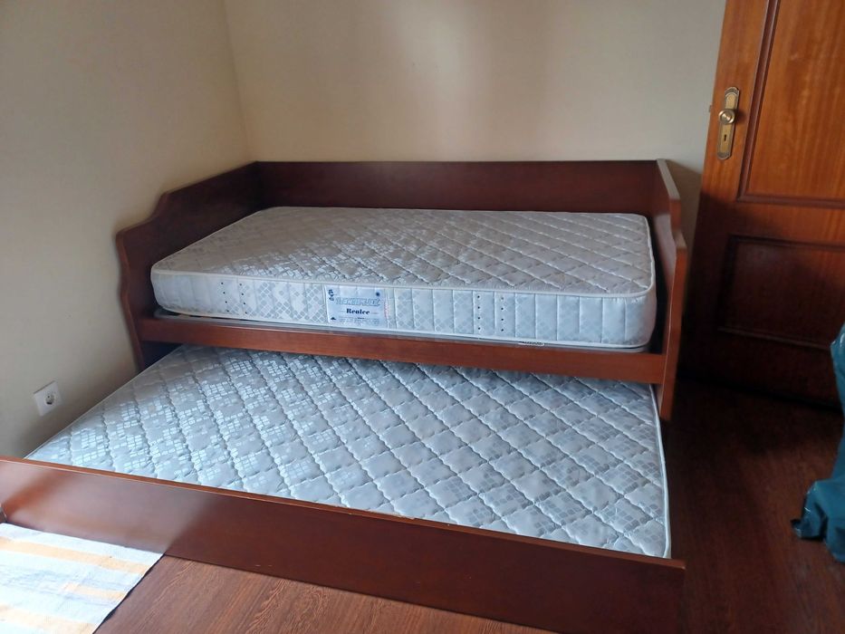 Recheio de casa: camas, sofás, mesa jantar, cadeiras, cadeirões...