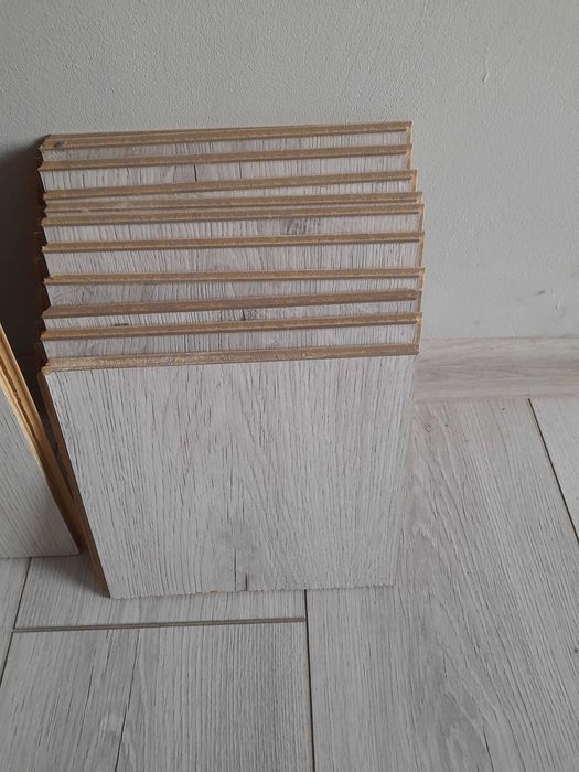 Szare panele podłogowe z demontażu