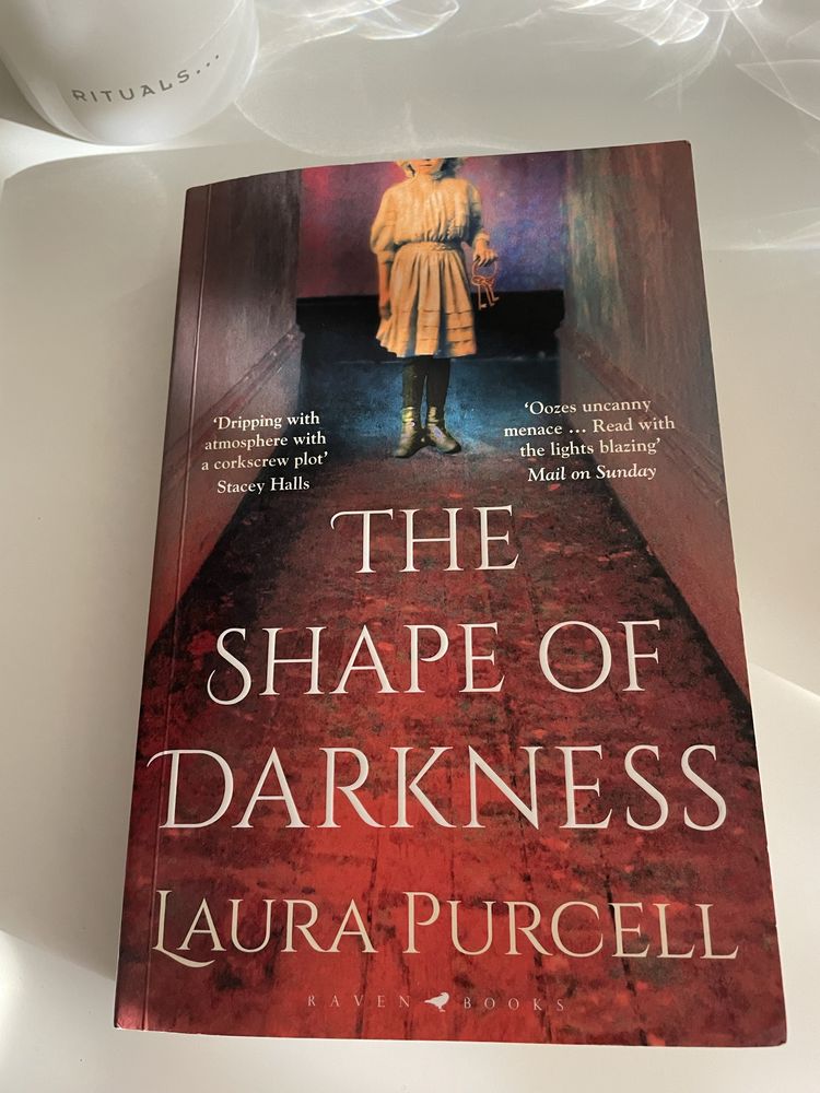 Livro The Shape of Darkness ( inglês )