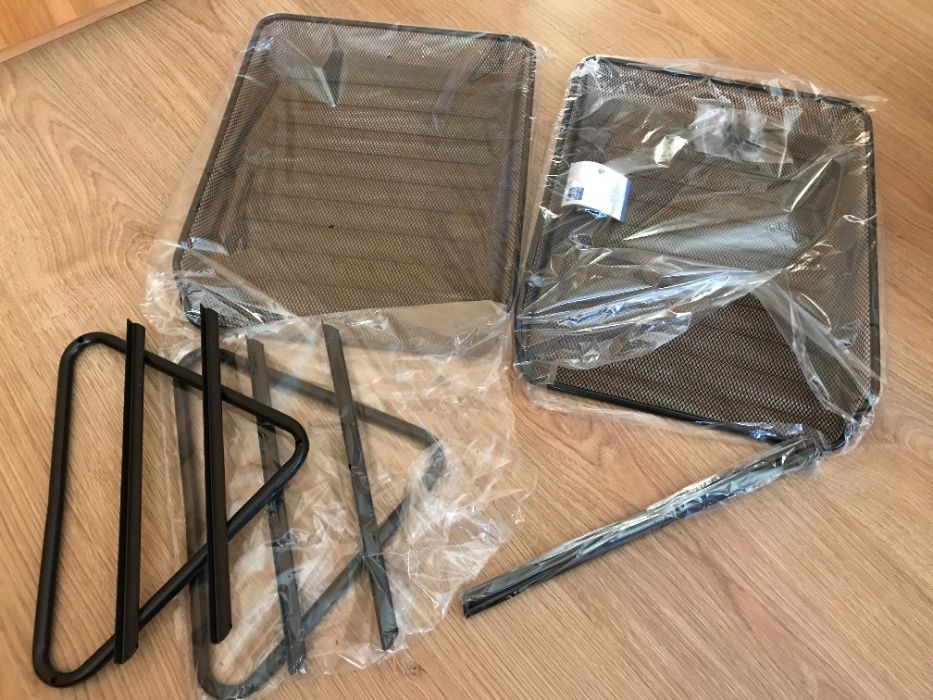 Gavetas arquivadoras em metal prateado e preto