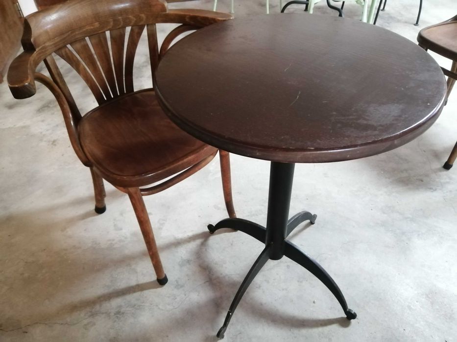 3 Cadeiras e 1 mesa de café elegantes