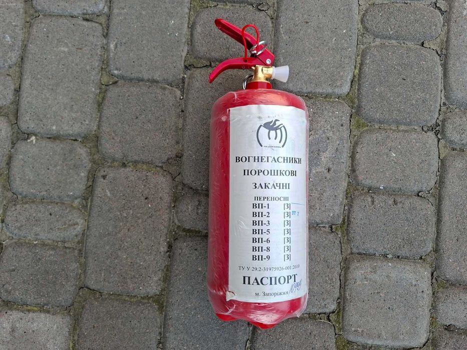 Набір автомобіліста - вогнегасник 2 кг аптечка трос знак жилет сумка