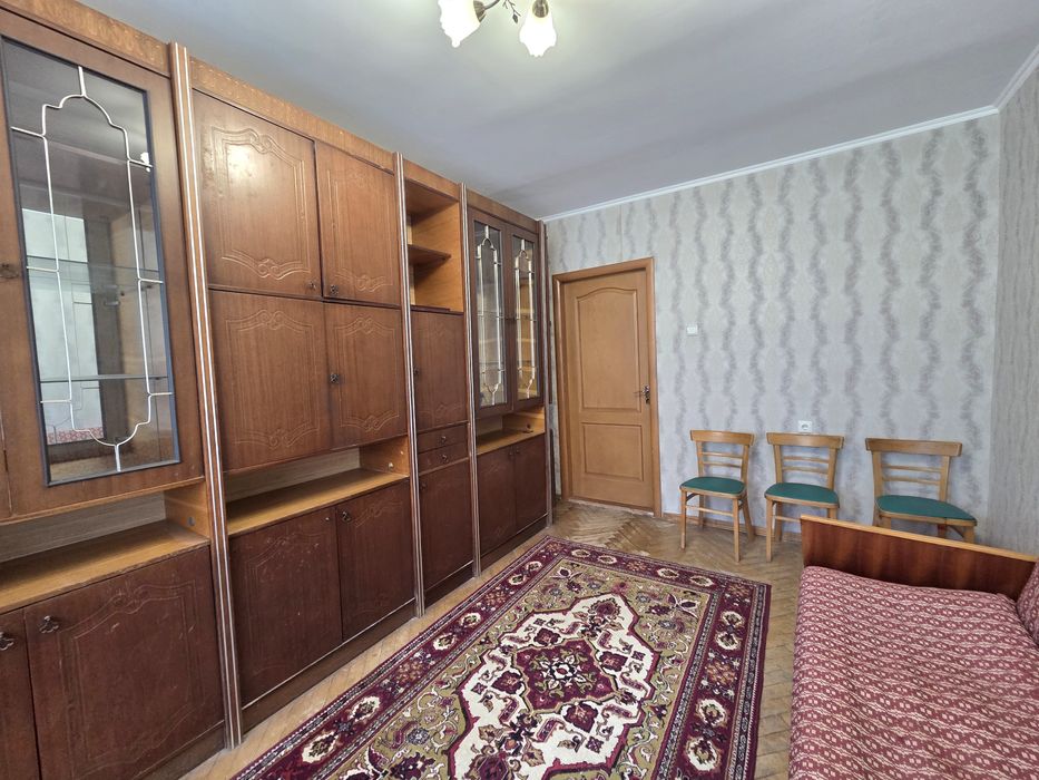 Продається 2 -кімнатна квартира по вул Сенчева.