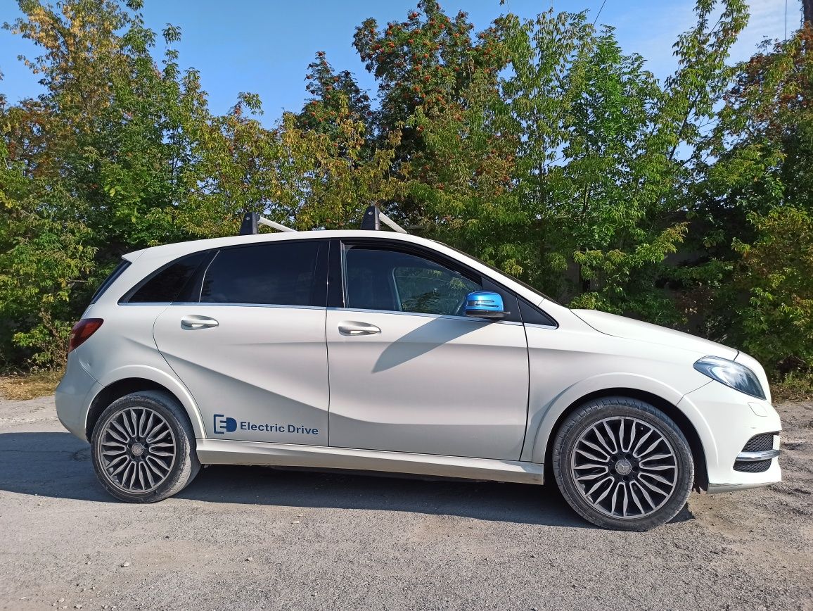 Автомобіль електричний Mercedes Benz b class