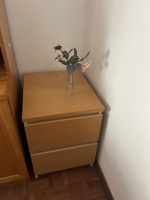 Mesa de cabeceira IKEA com 2 gavetas grandes e espaçosas