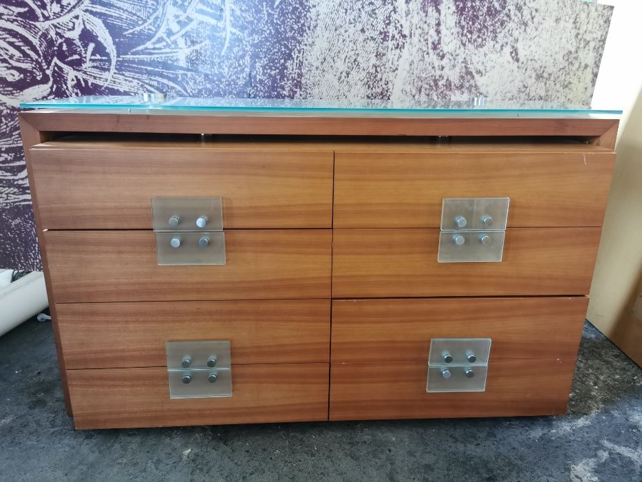 Cómoda para quarto com tampo vidro