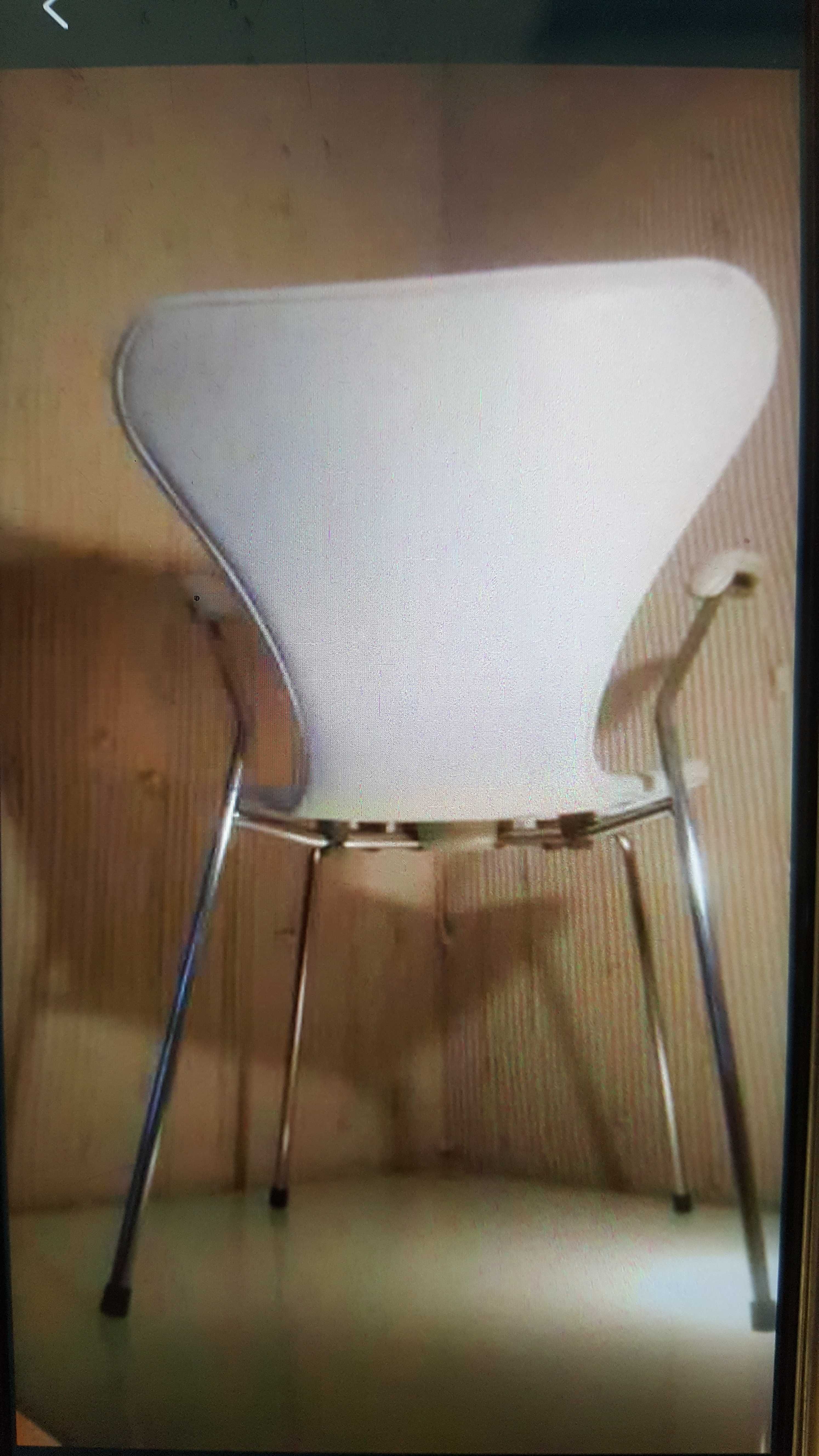 Krzesło projektu Arne Jacobsen serii 7 dla marki Fritz Hansen.