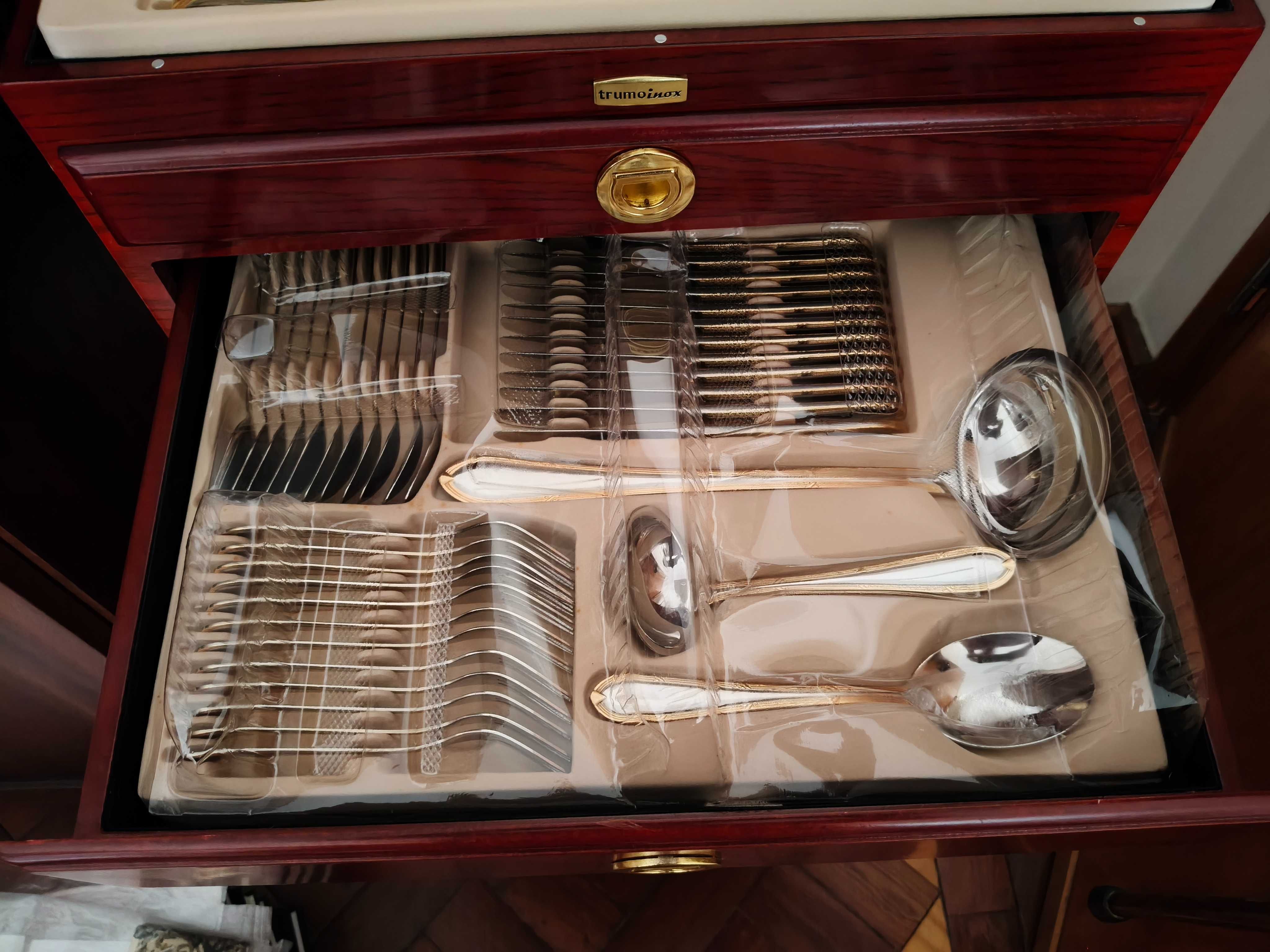 Faqueiro INOX com moveis, NOVO