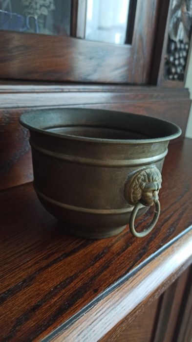 Mosiężna doniczka do kwiatów