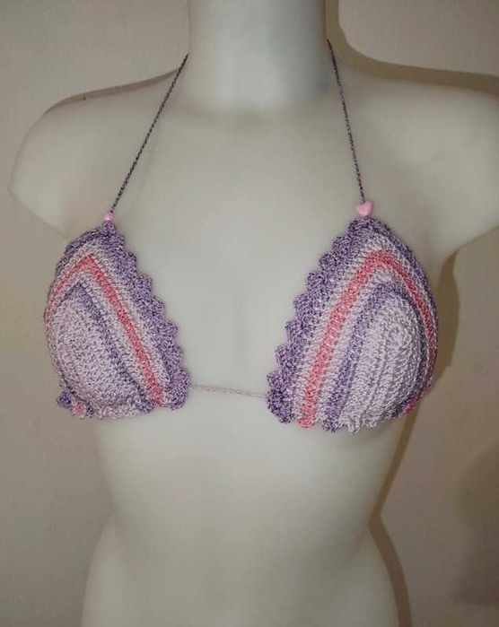 Parte de cima de bikini de crochê, lilás, rosa, e roxo.