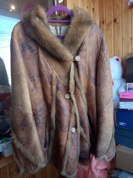 Продам натуральную на меху кожаную женскую дублёнку