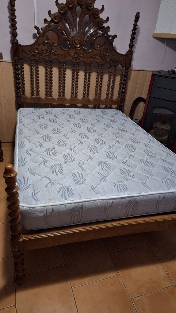 Cama de casal antigo