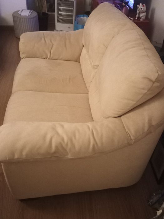 Sofá cor creme dois lugares