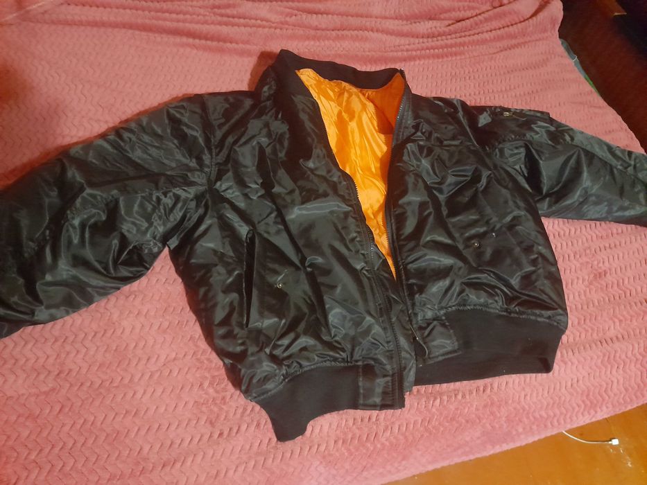 Продам бомбер зимний