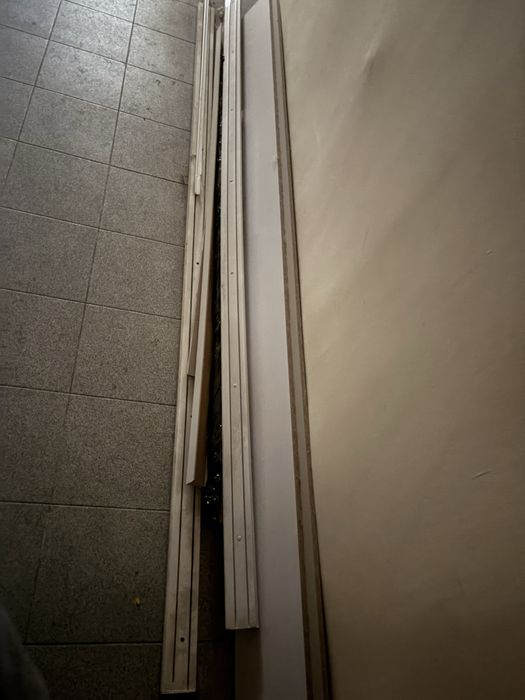 Віддам два карнизи для штор, без нюансів