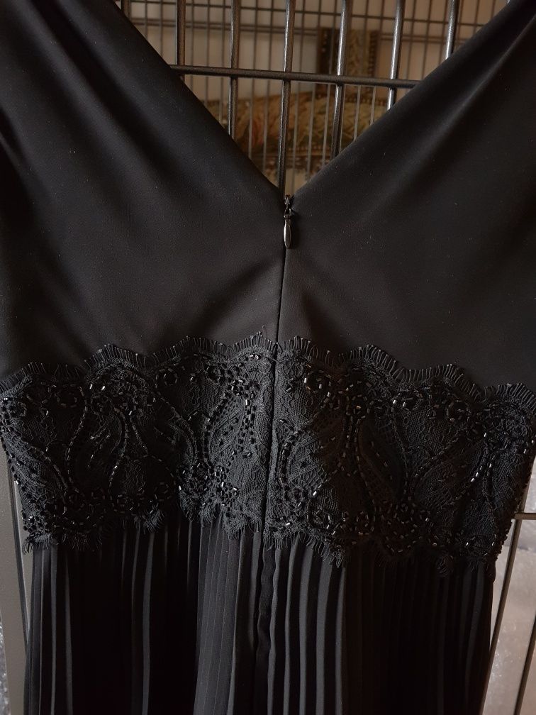 Czarna, plisowana, koronkowa sukienka wieczorowa, na Sylwestra. Midi