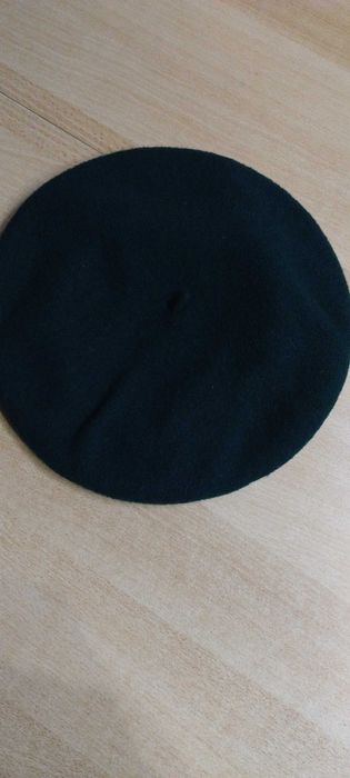 Beret damski w kolorze butelkowej zieleni .