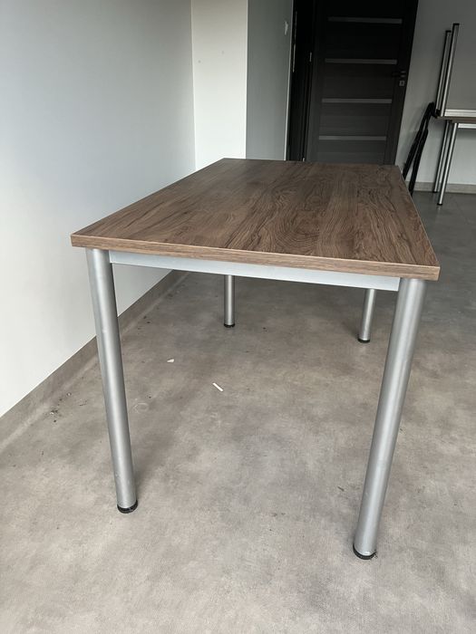 Biurko z drewnianym blatem – solidne i praktyczne