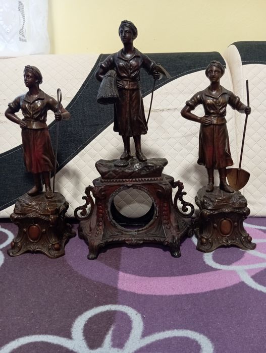 Obudowa starego zegara i figury