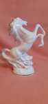Porcelanowa figurka konia ( wysokość 24cm) Chodzież