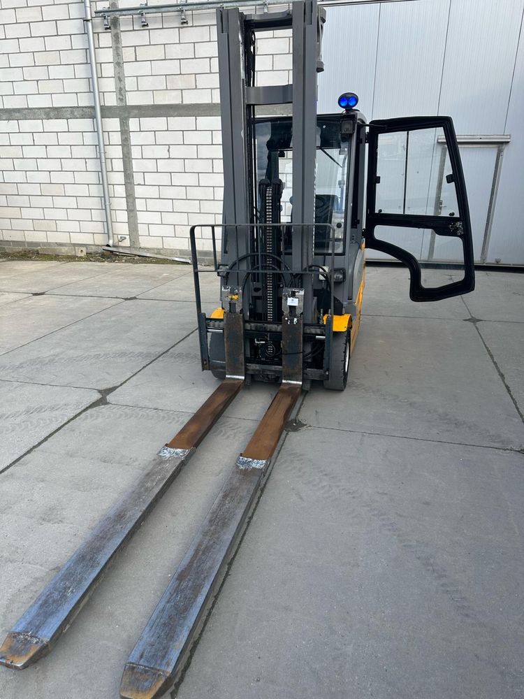 Wózek widłowy Jungheinrich TFG 320