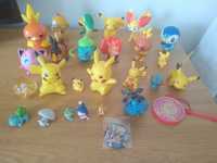 Conjunto de bonecos e cartas Pokémon