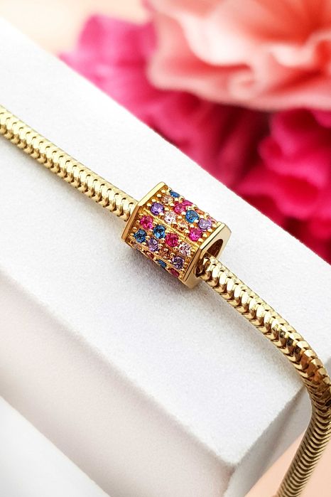 Złoty geometryczny charms z kolorowymi cyrkoniami pr.585