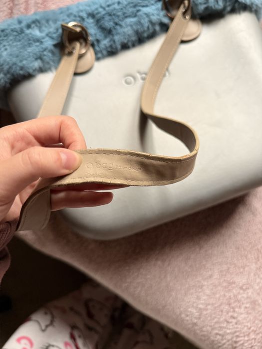 Toba O bag Classic szara z beżowymi uchwytami + niebieskie futerko