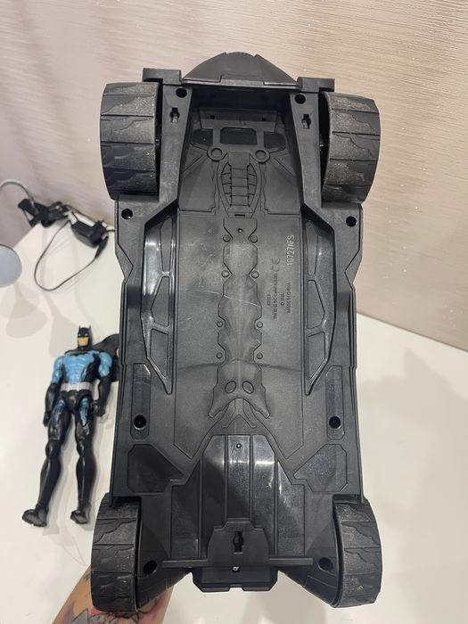 Бетмобіль з бетменом