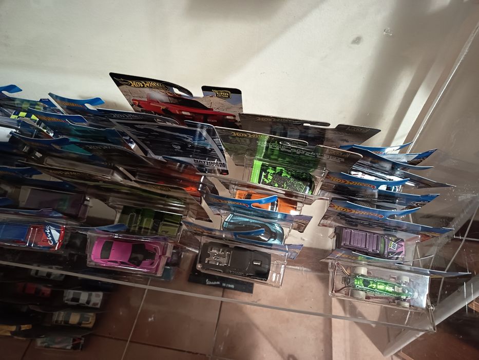 Lote 124 Hotwheels em caixa