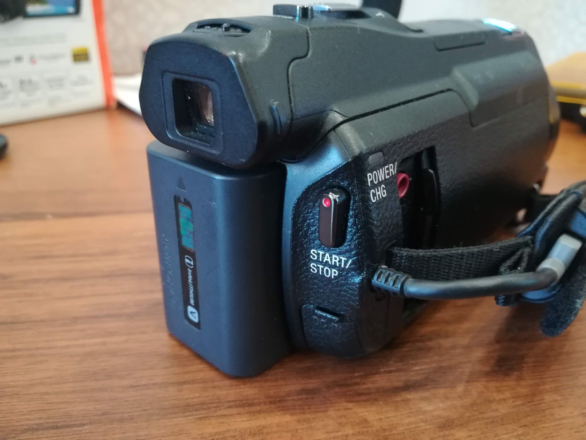 Sony HDR-PJ810E  + тримач