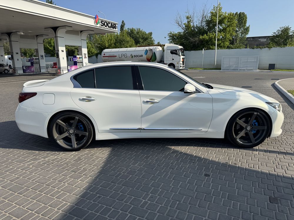 Продам Infiniti Q50 2.2 дизель 2015 год