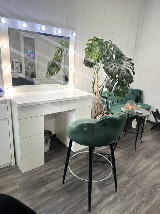 Оренда кушетки , стіл бровіста, візажиста.