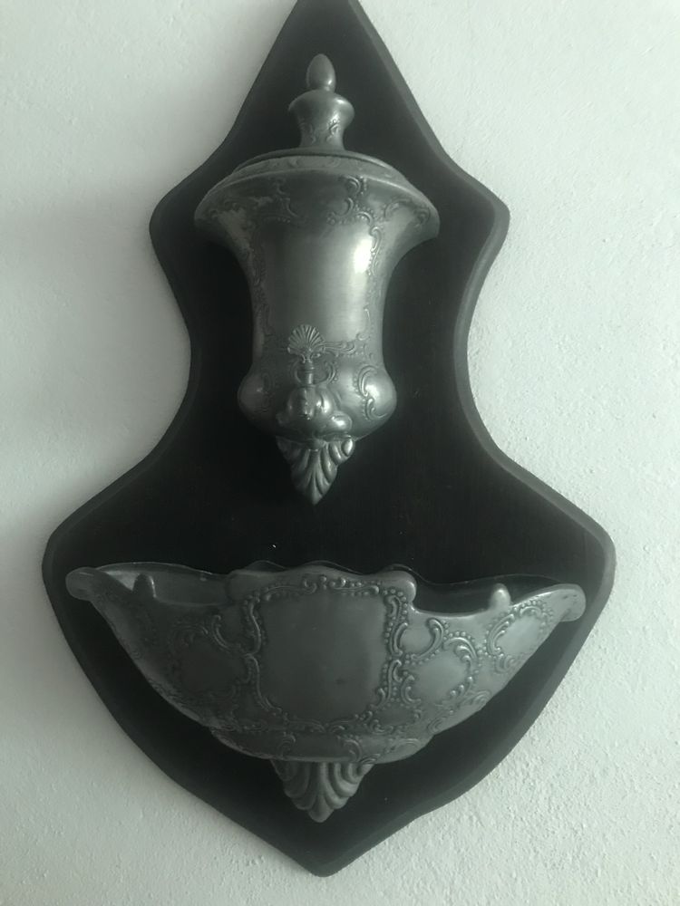 Fonte decorativa em estanho com suporte de madeira