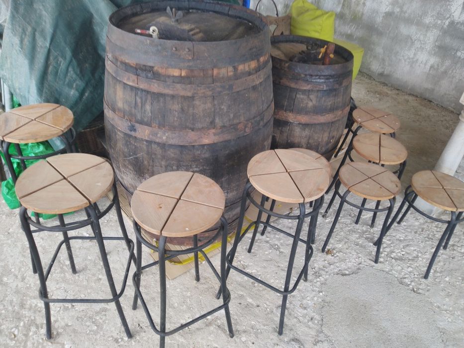 Duas barricas/barris com 9 bancos.